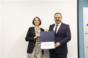 Moldova Cumhuriyeti Gagavuz Dili Öğretmenlerine Yönelik Verilen Eğitim Sonunda Katılımcılara Belgeleri Dağıtıldı.