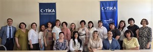 Moldova Cumhuriyeti Gagavuz Dili Öğretmenlerine Yönelik Verilen Eğitim Sonunda Katılımcılara Belgeleri Dağıtıldı.