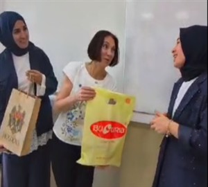 Moldova Cumhuriyeti Gagavuz Dili Öğretmenlerine Yönelik Verilen Eğitim Sonunda Katılımcılara Belgeleri Dağıtıldı.
