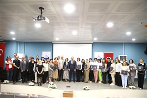 Moldova Cumhuriyeti Gagavuz Dili Öğretmenlerine Yönelik Verilen Eğitim Sonunda Katılımcılara Belgeleri Dağıtıldı.