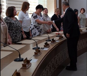 Moldova Cumhuriyeti Gagavuz Dili Öğretmenlerine Yönelik Verilen Eğitim Sonunda Katılımcılara Belgeleri Dağıtıldı.