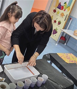 Güzel Sanatlar Eğitimi Bölümü, Resim-İş Eğitimi ABD Öğretim Üyesi Semra KILIÇ KARATAY okul öncesi öğrencilerine Ebru Sanatını Uygulamalı Etkinlikle Tanıttı