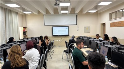 Öğretmen adaylarının okullardaki MEB tipi akıllı tahtaları kullanma becerilerinin geliştirilmesi için teorik derslerden birini bilgisayar laboratuvarında yapmalarını sağlayan ders programı düzenlendi